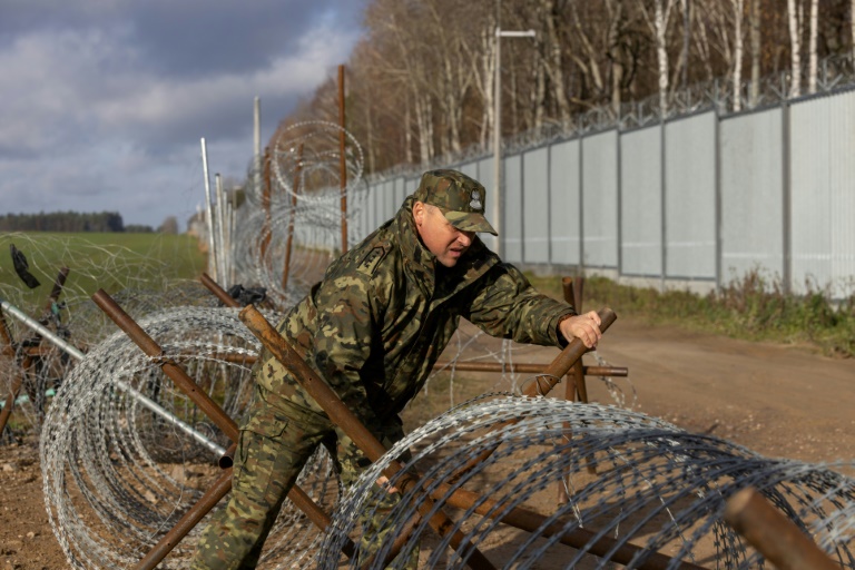 https://d.ibtimes.com/en/full/4565835/five-metre-high-16-foot-metal-barrier-along-border-built-2022-has-been-reinforced-metal-bars.jpg