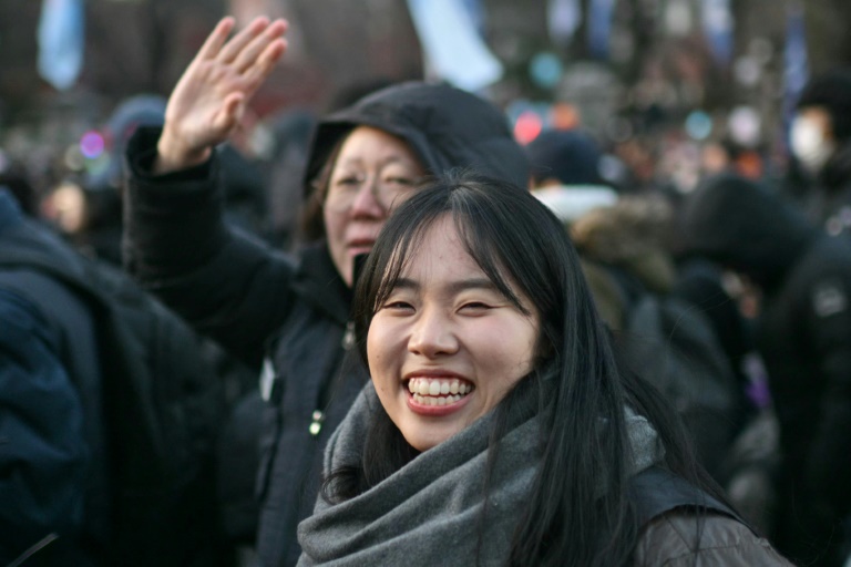 https://d.ibtimes.com/en/full/4569109/police-said-least-200000-had-gathered-outside-parliament-seoul-call-yoons-removal.jpg