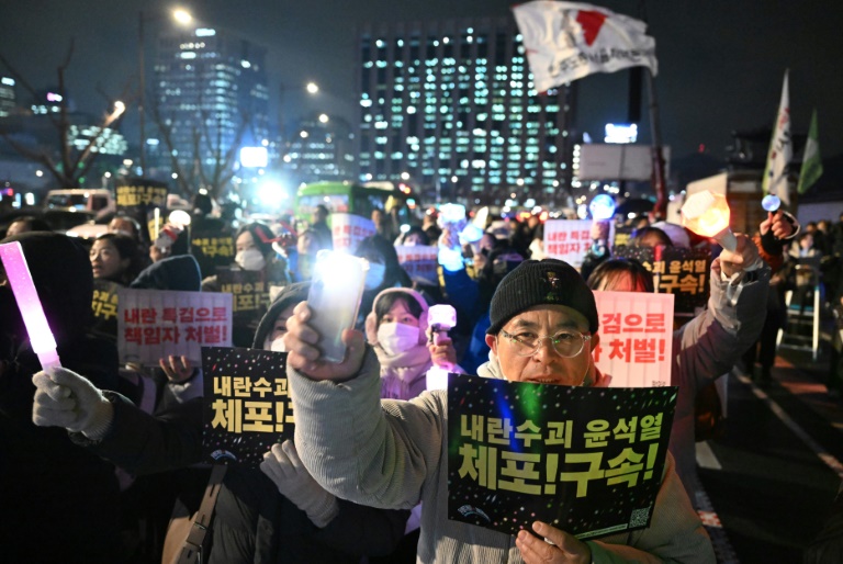 https://d.ibtimes.com/en/full/4569617/protesters-wave-light-sticks-placards-reading-arrest-insurrectionist-yoon-suk-yeol-during.jpg