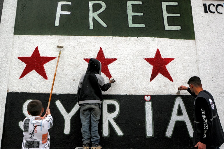 https://d.ibtimes.com/en/full/4569672/syrians-paint-mural-independence-era-flag-wall-old-city-homs.jpg