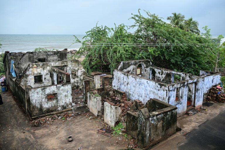 https://d.ibtimes.com/en/full/4570229/houses-destroyed-2004-tsunami-still-lie-abandoned-akkaraipettai-village-indias-tamil-nadu-state.jpg