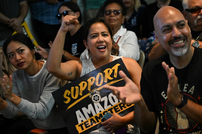 https://d.ibtimes.com/en/full/4570377/workers-several-amazon-facilities-southern-california-new-york-are-picketing.jpg