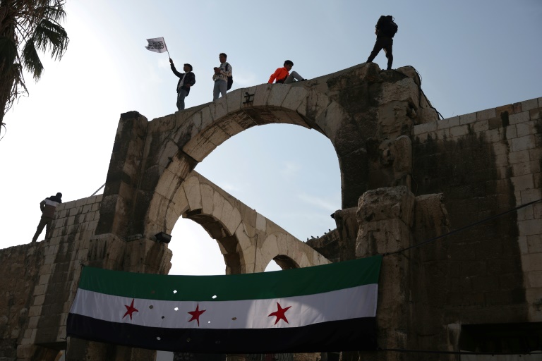 https://d.ibtimes.com/en/full/4570694/syrians-wave-independence-era-flag-after-midday-prayers-umayyad-mosque-damascus-friday.jpg