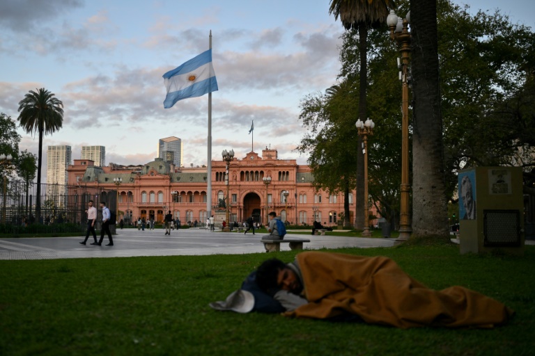 https://d.ibtimes.com/en/full/4570735/files-homeless-man-sleeps-plaza-de-mayo-square-front-casa-rosada-presidential-palace-buenos.jpg