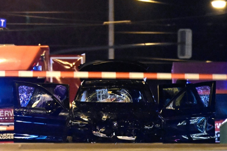 https://d.ibtimes.com/en/full/4571108/forensics-police-inspect-car-that-rammed-crowd-christmas-market-magdeburg.jpg