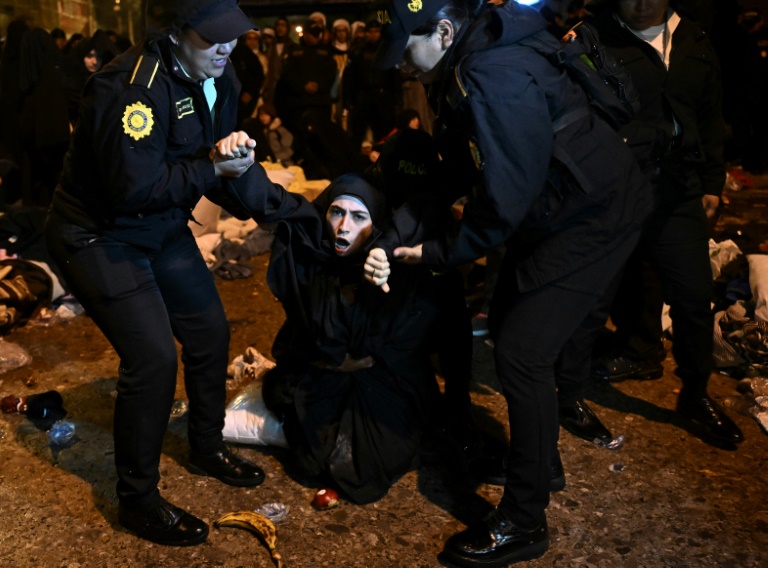 https://d.ibtimes.com/en/full/4571303/police-remove-woman-demanding-release-children-taken-authorities-ultra-orthodox-jewish-sect.jpg