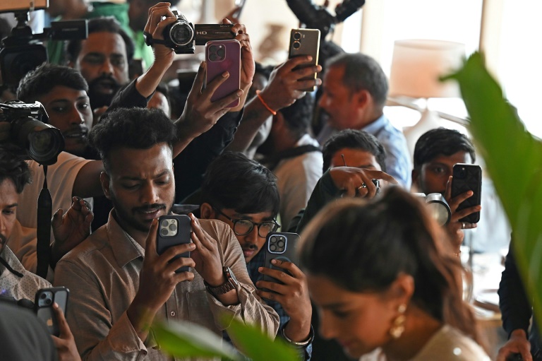 https://d.ibtimes.com/en/full/4571402/group-paparazzi-take-pictures-videos-bollywood-actress-sara-ali-khan-outside-hotel-mumbai.jpg