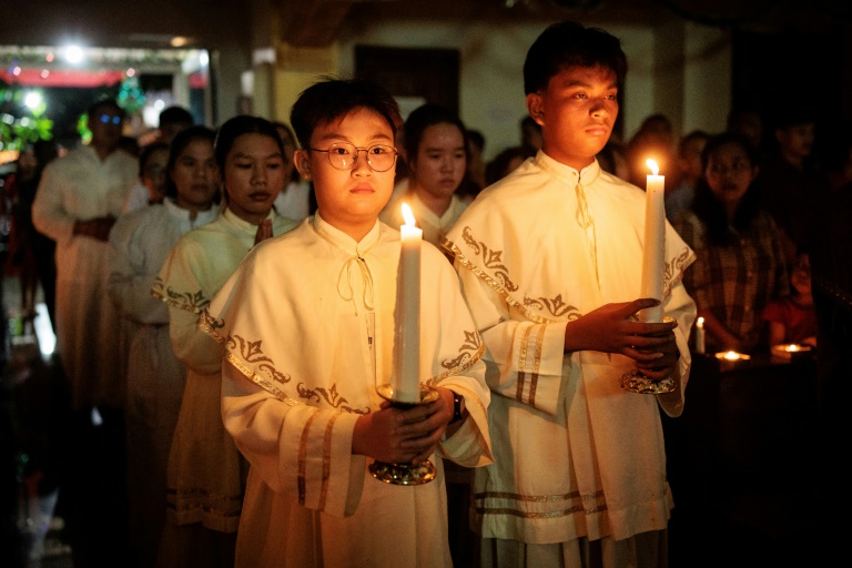 https://d.ibtimes.com/en/full/4571432/catholic-candle-bearers-take-part-christmas-eve-mass-indonesias-aceh.jpg