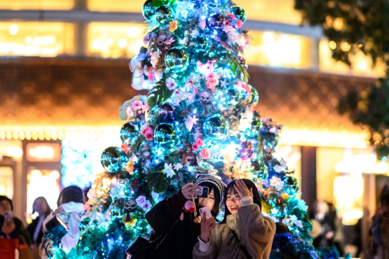 https://d.ibtimes.com/en/full/4571515/asias-stocks-rose-thin-boxing-day-trade-thursday-extending-santa-rally-key-markets-hong.jpg