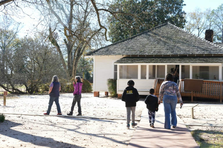 https://d.ibtimes.com/en/full/4572150/people-visit-former-president-jimmy-carters-boyhood-home-december-30-2024-following-his-death.jpg