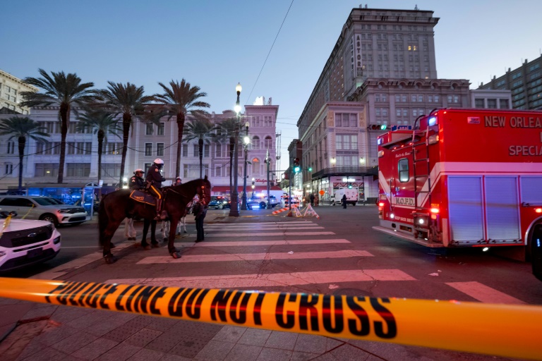 https://d.ibtimes.com/en/full/4572602/early-morning-new-years-day-police-cordon-off-intersection-canal-street-bourbon-street-new.jpg