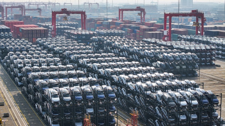 https://d.ibtimes.com/en/full/4572632/byd-electric-cars-waiting-loaded-ship-export-international-container-terminal-taicang-port.jpg