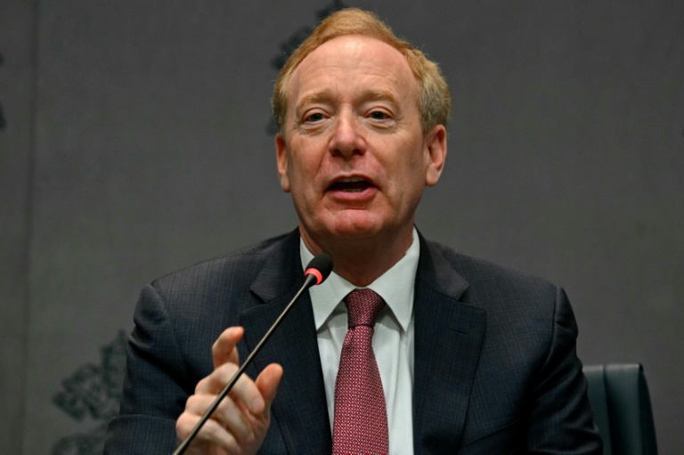 https://d.ibtimes.com/en/full/4572978/microsoft-president-brad-smith-says-united-states-race-china-spread-its-artificial.jpg