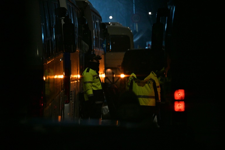 https://d.ibtimes.com/en/full/4573148/police-are-seen-between-their-parked-vehicles-road-outside-residence-south-koreas-impeached.jpg