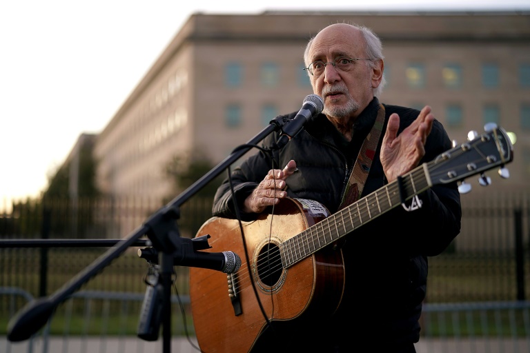 https://d.ibtimes.com/en/full/4573558/peter-yarrow-founding-member-legendary-folk-group-peter-paul-mary-shown-here-2017.jpg