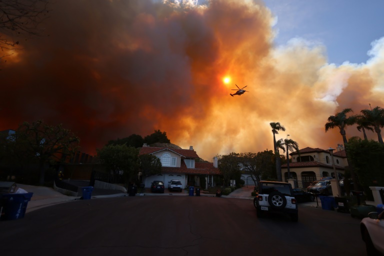 https://d.ibtimes.com/en/full/4573596/fast-movning-wildfire-suburbs-los-angeles-sparked-panicked-evacuations-gridlock-strong-winds.jpg