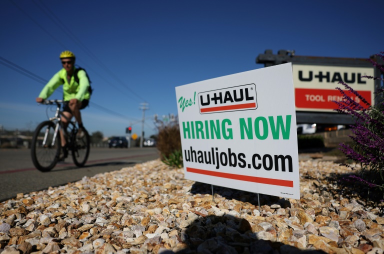 https://d.ibtimes.com/en/full/4573638/strong-us-jobs-market-helping-put-pressure-federal-reserve-keep-interest-rates-hold.jpg