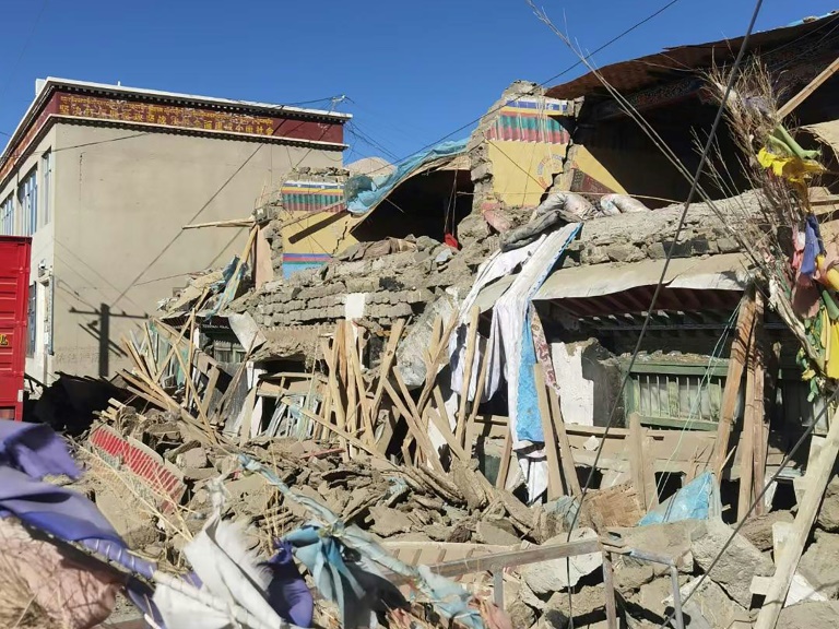 https://d.ibtimes.com/en/full/4573679/houses-tibets-shigatse-were-collapsed-tuesdays-earthquake.jpg