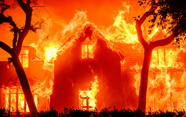 https://d.ibtimes.com/en/full/4573794/home-engulfed-flames-during-altadena-area-los-angeles-county.jpg