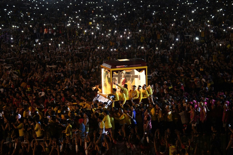 https://d.ibtimes.com/en/full/4573905/black-statue-jesus-nazarene-leaves-park-following-mass-during-annual-religious-procession.jpg