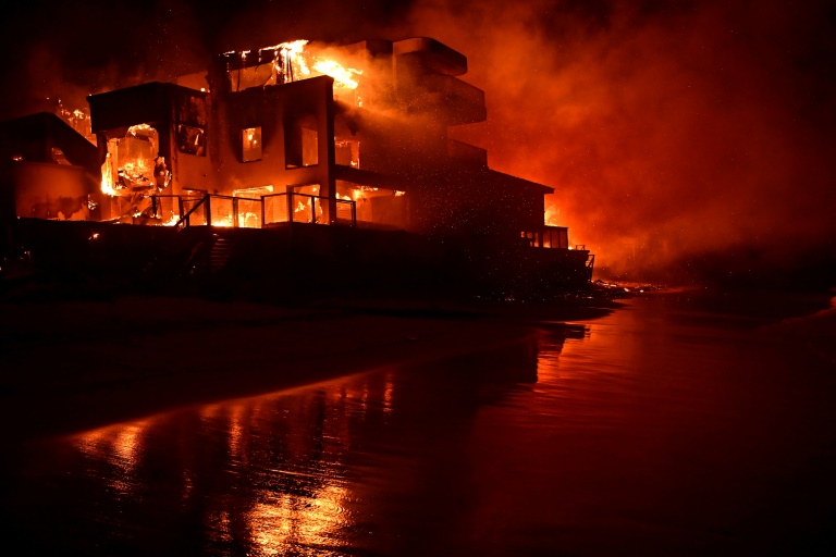 https://d.ibtimes.com/en/full/4574074/beach-house-engulfed-flames-along-pacific-coast-highway-malibu-california.jpg