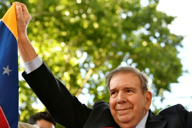 https://d.ibtimes.com/en/full/4574100/venezuelan-opposition-leader-edmundo-gonzalez-urrutia-holds-venezuelan-flag-he-greets-supporters.jpg