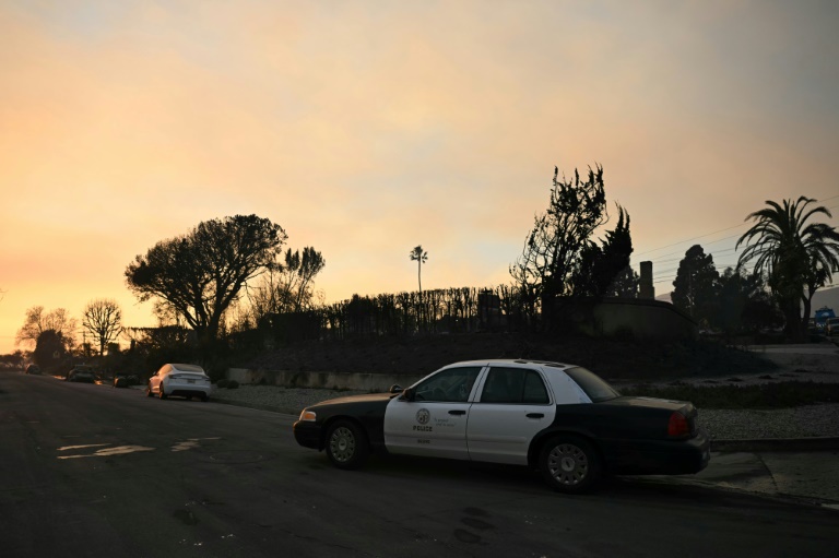 https://d.ibtimes.com/en/full/4574310/police-sheriffs-deputies-are-stepping-patrols-disaster-areas-bid-deter-looters.jpg