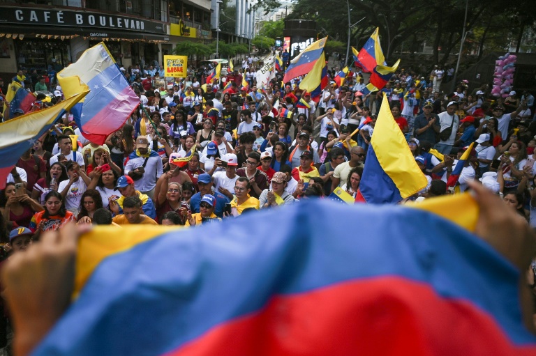 https://d.ibtimes.com/en/full/4574313/thousands-answered-call-opposition-protest-eve-maduros-third-presidential-inauguration.jpg