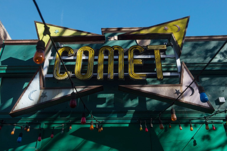 https://d.ibtimes.com/en/full/4574386/bogus-conspiracy-theory-falsely-claimed-comet-ping-pong-washington-pizza-restaurant-was-hub.jpg