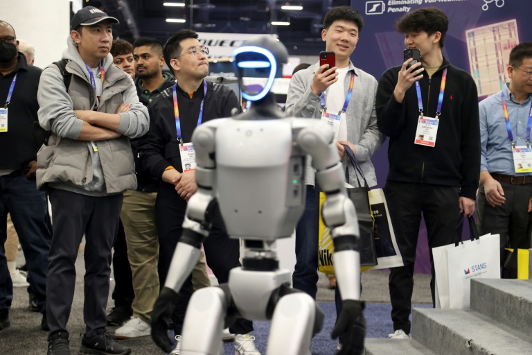 https://d.ibtimes.com/en/full/4574451/attendees-watch-robot-walks-around-during-demonstration-unitree-robotics-booth-during.jpg