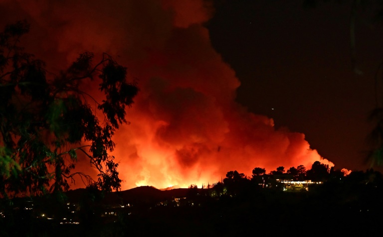 https://d.ibtimes.com/en/full/4574757/smoke-flames-palisades-fire-burn-toward-encino-neighborhood-los-angeles-california.jpg