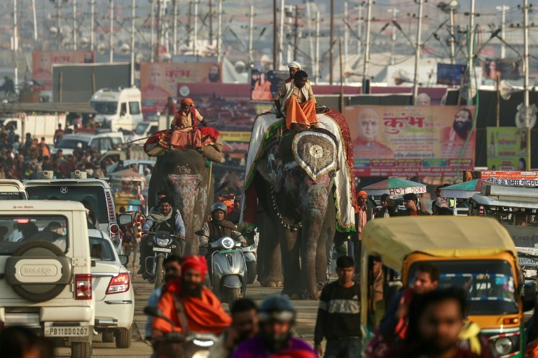 https://d.ibtimes.com/en/full/4574792/vast-crowds-hindu-pilgrims-india-ready-monday-bathe-sacred-waters-kumbh-mela-festival.jpg