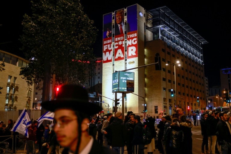 https://d.ibtimes.com/en/full/4575033/billboard-calling-end-war-between-israel-hamas-along-portrait-us-president-elect-donald.jpg