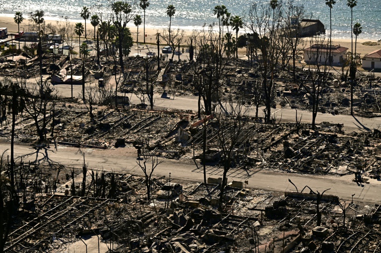 https://d.ibtimes.com/en/full/4575318/least-24-people-dead-tens-thousands-displaced-whole-communities-ruin-los-angeles-clamoring.jpg