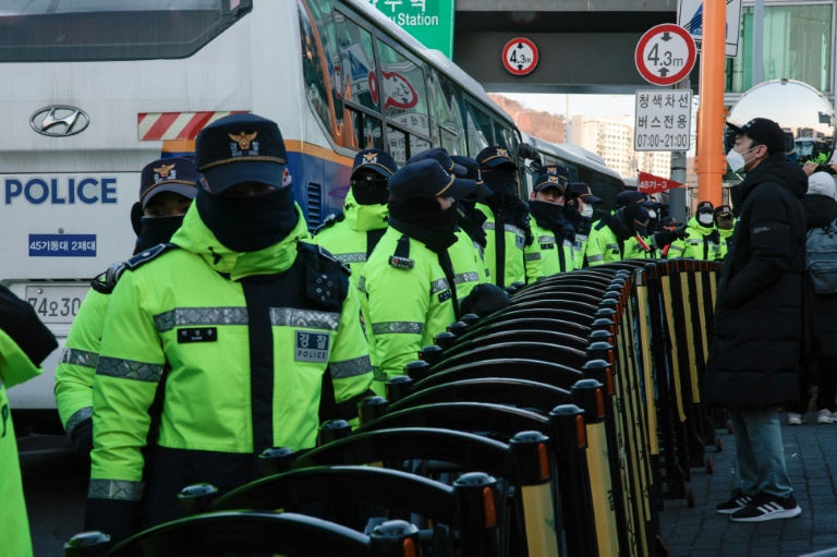 https://d.ibtimes.com/en/full/4575330/police-officers-patrol-near-residence-impeached-south-korean-president-yoon-suk-yeol.jpg