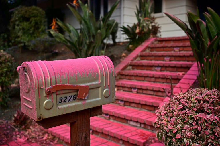 https://d.ibtimes.com/en/full/4575351/red-pink-flame-retardant-giving-fire-ravaged-los-angeles-slightly-surreal-aspect-how-safe.jpg