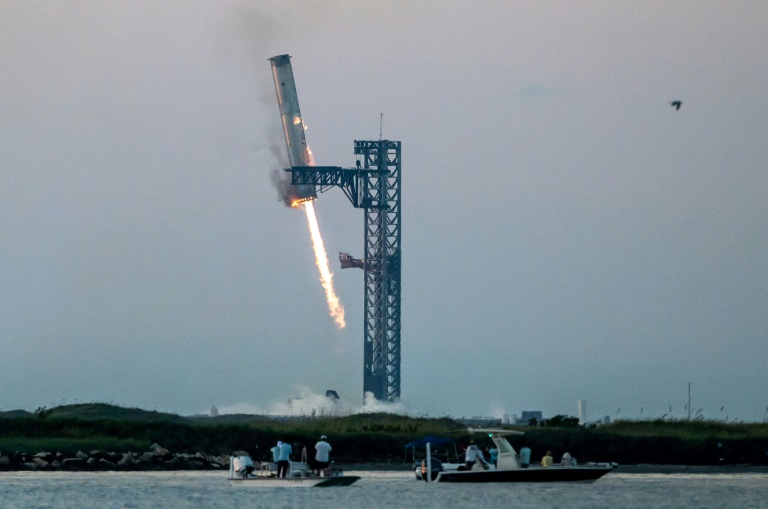 https://d.ibtimes.com/en/full/4575373/space-enthusiasts-will-eager-see-if-spacex-can-replicate-feat-catching-first-stage-super-heavy.jpg