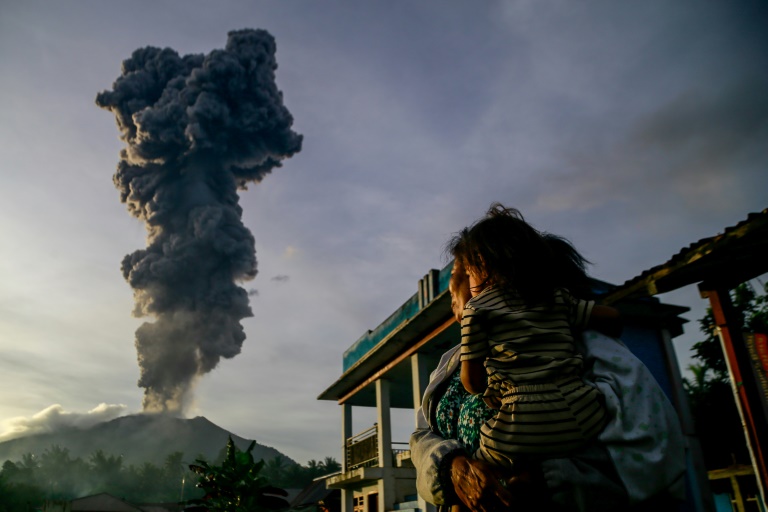 https://d.ibtimes.com/en/full/4575475/thousands-residents-island-halmahera-are-set-evacuated-after-mount-ibu-erupted-wednesday.jpg