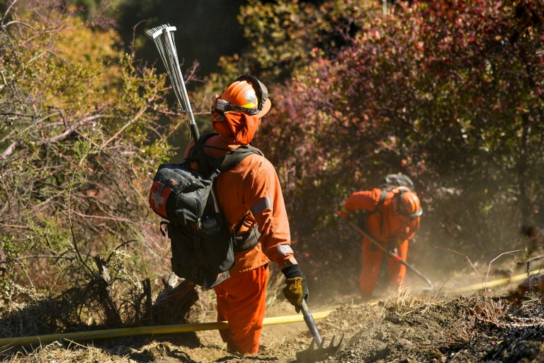 https://d.ibtimes.com/en/full/4576002/more-900-inmates-are-working-alongside-firefighters-battle-tame-wildfires-los-angeles.jpg