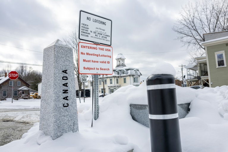 https://d.ibtimes.com/en/full/4576137/border-post-marks-boundary-between-derby-line-us-state-vermont-its-twin-town-stanstead.jpg