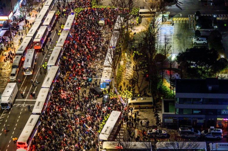 https://d.ibtimes.com/en/full/4576451/supporters-south-korean-president-yoon-suk-yeol-gathered-outside-court-capital-seoul.jpg