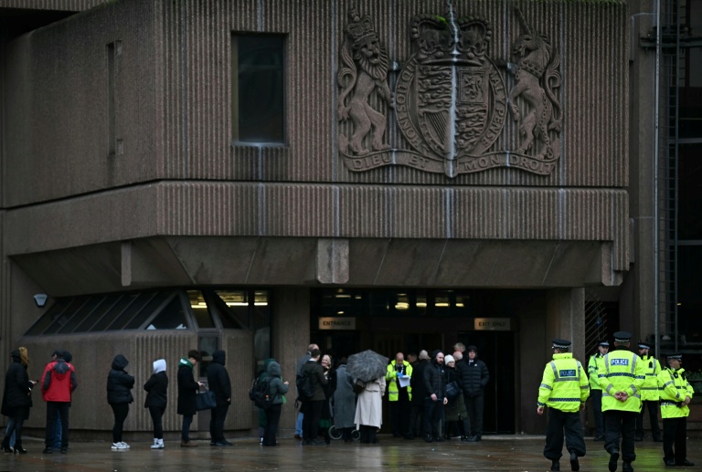 https://d.ibtimes.com/en/full/4576725/police-officers-stand-duty-outside-queen-elizabeth-ii-law-courts-liverpool-people-arrive.jpg