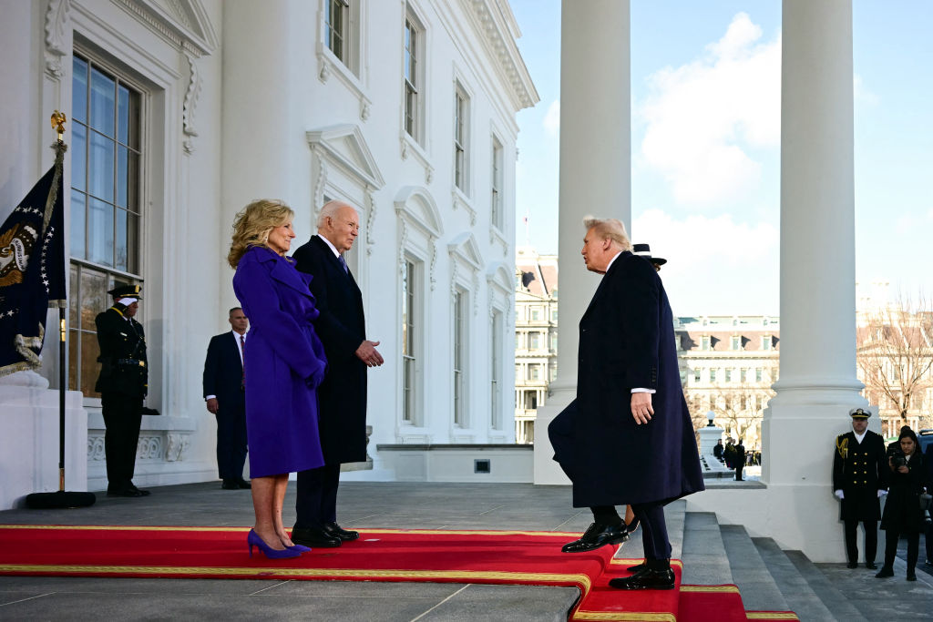 https://d.ibtimes.com/en/full/4576752/donald-trump-arrives-white-house.jpg