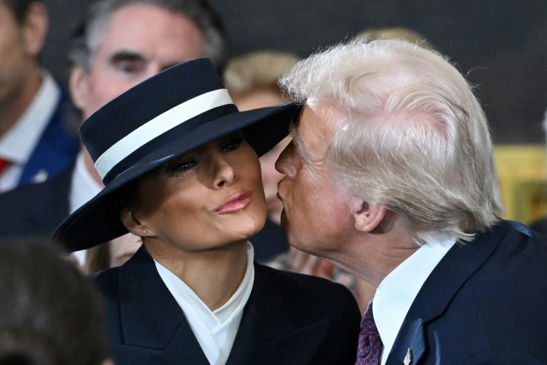 https://d.ibtimes.com/en/full/4576818/us-president-elect-donald-trump-kisses-melania-trump-prior-his-swearing.jpg