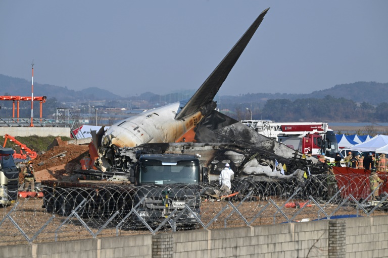 https://d.ibtimes.com/en/full/4577223/jeju-air-plane-crashed-landed-exploded-after-slamming-concrete-barrier-muan-international.jpg