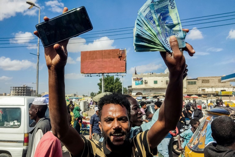 https://d.ibtimes.com/en/full/4577303/sudanese-call-army-backed-government-extend-deadline-exchange-banknotes.jpg