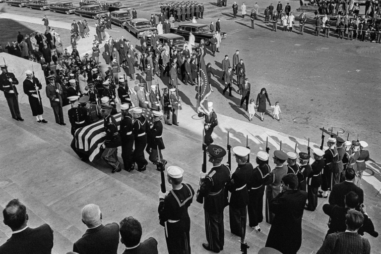 https://d.ibtimes.com/en/full/4577756/soldiers-carry-flag-draped-coffin-slain-president-john-fitzgerald-kennedy.jpg