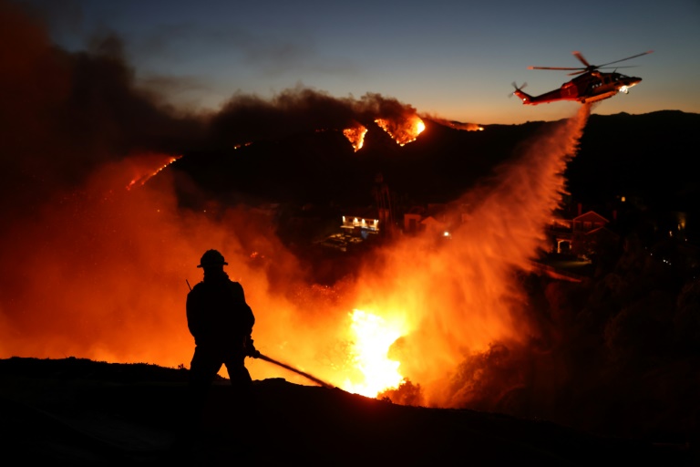 https://d.ibtimes.com/en/full/4577901/aerial-firefight-has-been-crucial-battle-tame-huge-wildfires-that-roared-through-los-angeles.jpg