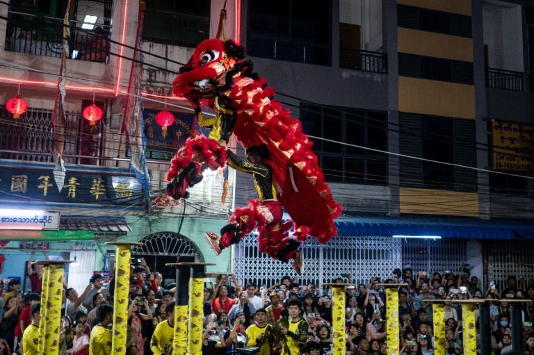 https://d.ibtimes.com/en/full/4578580/lion-dance-mainstay-lunar-new-year-festivities.jpg