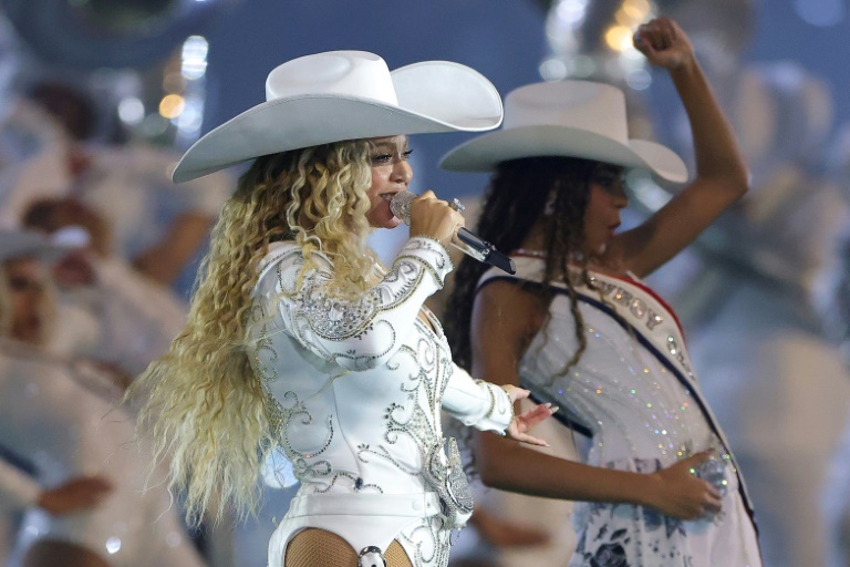 https://d.ibtimes.com/en/full/4578954/beyonce-shown-here-performing-her-daughter-blue-ivy-during-nfl-game-christmas-day-2024.jpg